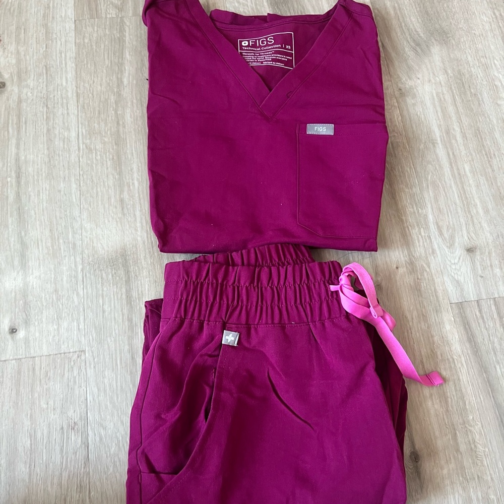 Figs Dark Magenta scrub set